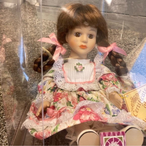Soft Expressions Animated Wind Up Bisque Porcelain Musical Doll Brown Hair/Eyes - Picture 10 of 13